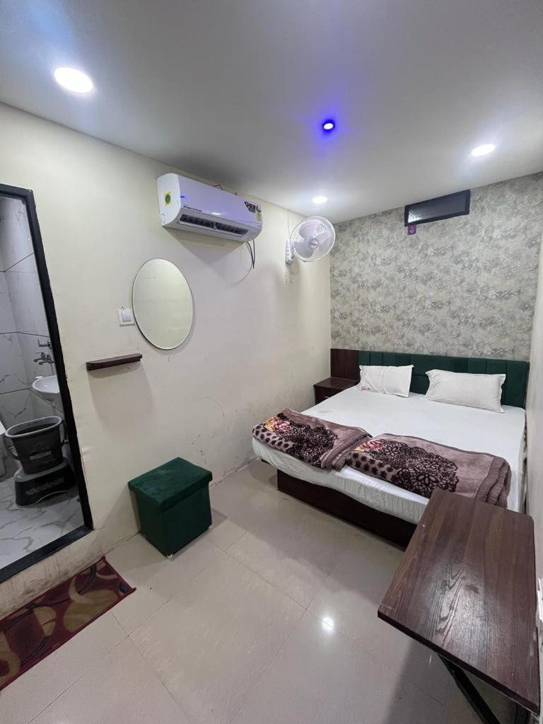Green Leaf Hotel Удджайн Экстерьер фото