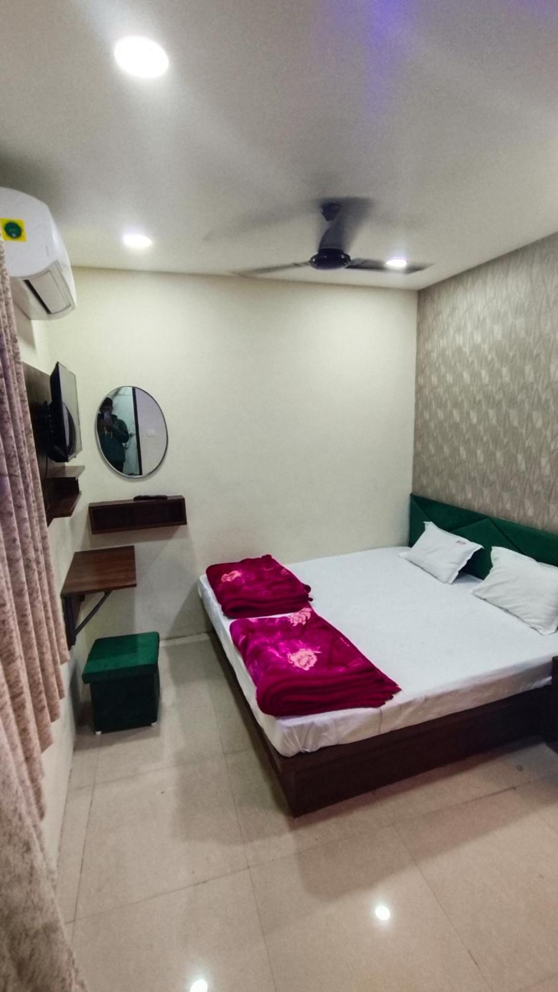 Green Leaf Hotel Удджайн Экстерьер фото