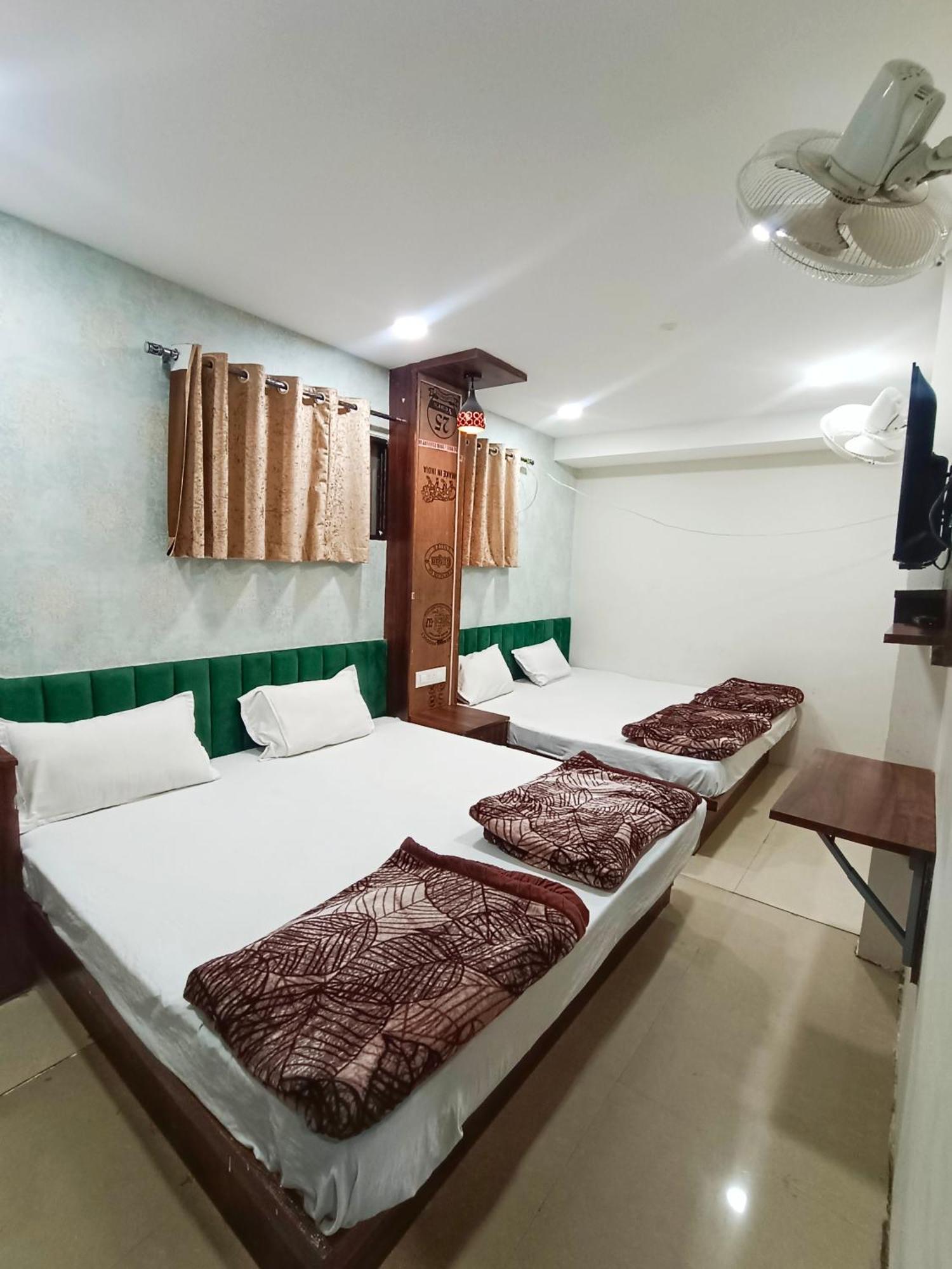 Green Leaf Hotel Удджайн Экстерьер фото