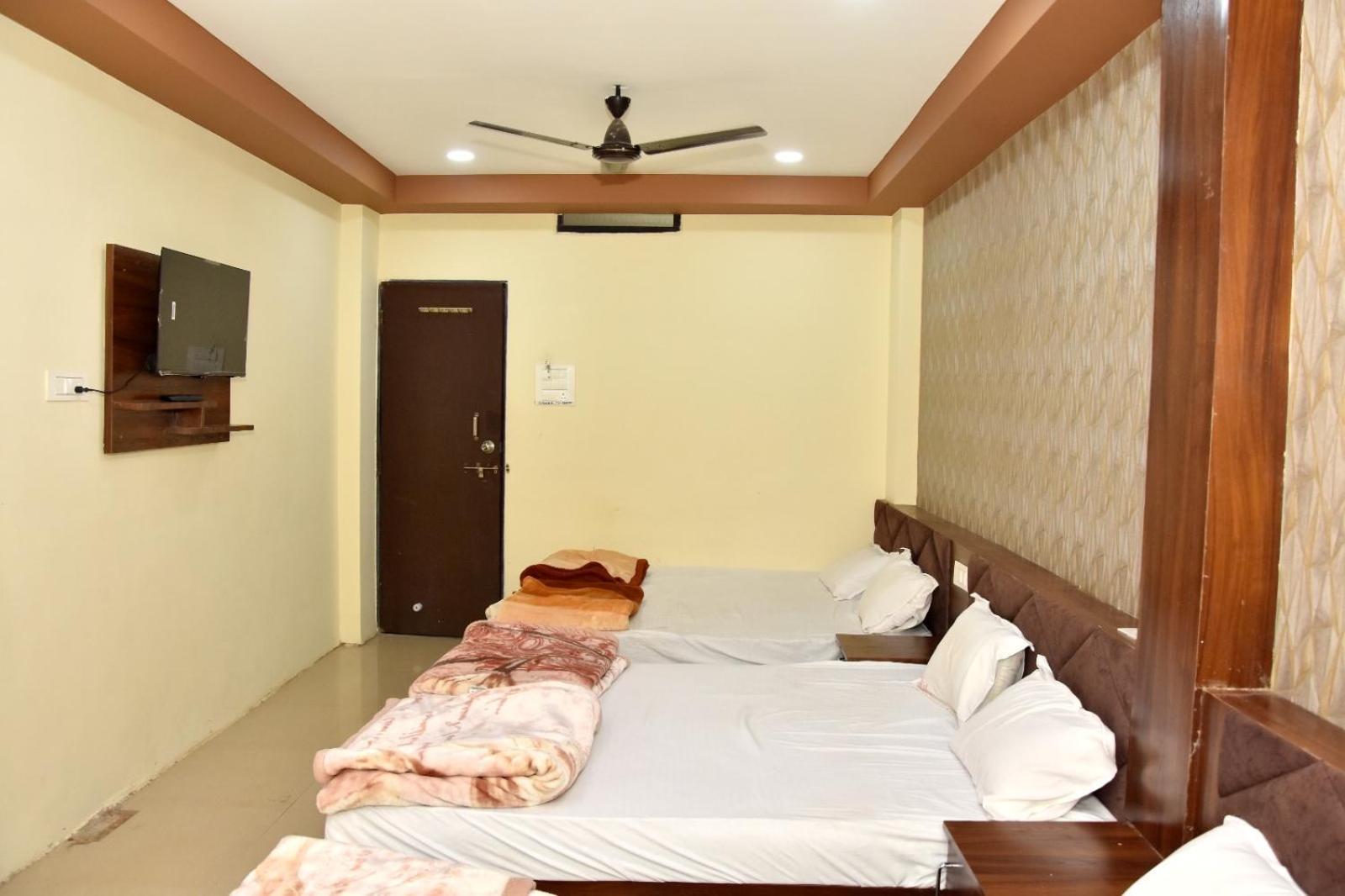 Green Leaf Hotel Удджайн Экстерьер фото